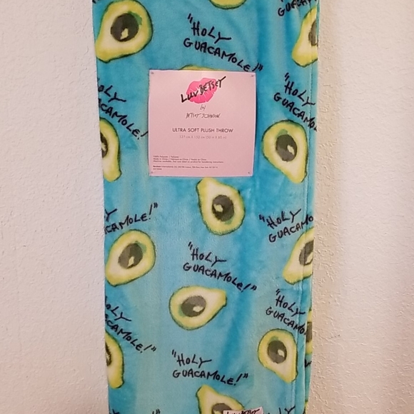 Betsey Johnson Accessories - 🥑 Throw by Betsey